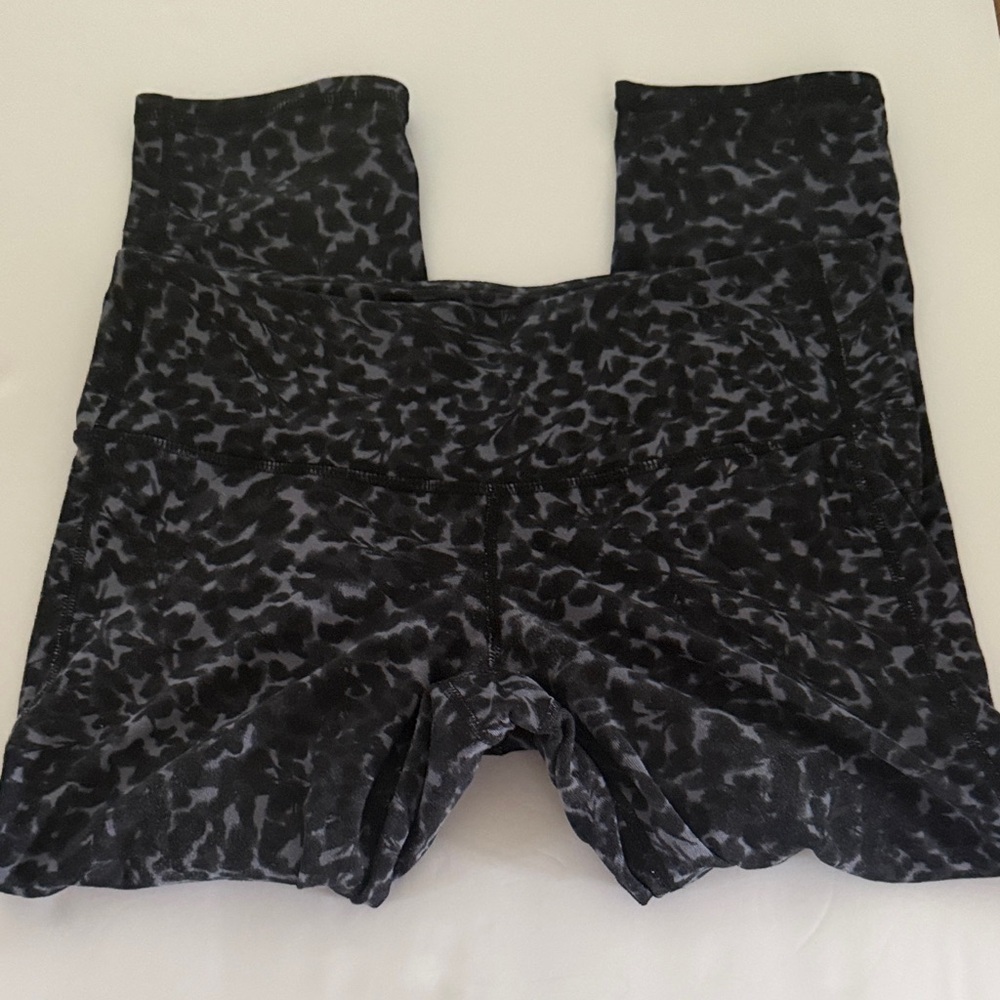 Athleta Women’s juniors cropped Black Patterned Leggings XS